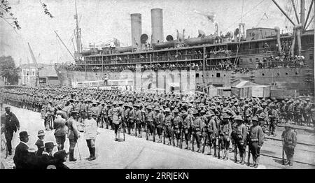 "Les Premiers contingents Americains en France; Au fur et a mesure de la mise a terre, les bataillons s'alignent pour attendre le Departure", 1917. Prima guerra mondiale: I primi contingenti americani in Francia; con l'avanzare dello sbarco, i battaglioni si allineano in attesa della partenza. Da "l'album de la Guerre 1914-1919, volume 2" [l'Illustration, Paris, 1924]. Foto Stock