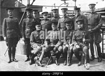 '&lt;&lt;Freres Dans la Meme cause&gt;&gt;; in rotta pour la France: le General Pershing, commandant en chef des troupes americaines qui seront dirigees sur le front francais et son etat-major, a Bord du Transport Invicta qui les amene en Europe', 1917. Prima guerra mondiale: "Fratelli nella stessa causa"; in viaggio verso la Francia: Il generale Pershing, comandante in capo delle truppe americane sul fronte francese, e il suo staff, a bordo del trasporto Invicta che li porta in Europa. Da "l'album de la Guerre 1914-1919, volume 2" [l'Illustration, Paris, 1924]. Foto Stock