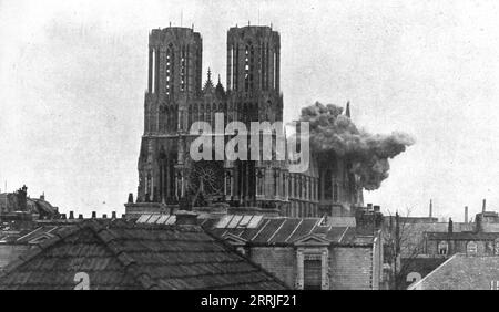 "La Destruction methodique de Reims; l'eclatement d'un obus de gros caliber sur le transsept de la cathedrale, le 19 avril 1917, a 1 heure de l'apres-Midi", 1917. Prima guerra mondiale: La metodica distruzione di Reims; esplosione di un guscio di grande calibro sul transetto della cattedrale, 19 aprile 1917, alle 13:00 da "l'album de la Guerre 1914-1919, volume 2" [l'illustrazione, Parigi, 1924]. Foto Stock