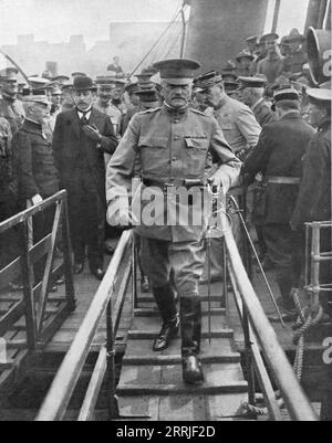 "L'Arrivee du General Pershing; le General debarque a Boulogne du Transport &lt;&lt;Invicta&gt;&gt;", 1917. Prima guerra mondiale: Arrivo del generale Pershing (in Francia); il generale sbarca dall'Invicta a Boulogne. Da "l'album de la Guerre 1914-1919, volume 2" [l'Illustration, Paris, 1924]. Foto Stock