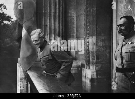 "Les ovations de Paris; Au balcon de l'hotel Crillon, Place de la Concorde, le General Pershing remercie d'un sourire la population parisienne qui l'acclame; aupres de lui, le General Pelletier", 1917. Prima guerra mondiale: Il generale Pershing è accolto a Parigi; sul balcone dell'Hotel Crillon, Place de la Concorde, il generale Pershing ringrazia la popolazione parigina che lo ha accolto così calorosamente; il generale Pelletier sulla destra. Da "l'album de la Guerre 1914-1919, volume 2" [l'Illustration, Paris, 1924]. Foto Stock