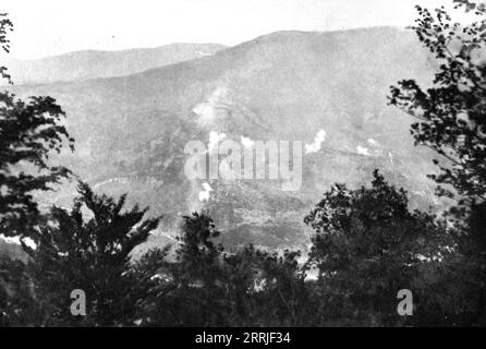 "Victorieuse Offensive Italienne; devant Plava: Le bombardement des positions autrichiennes du Monte Cucco, le 13 mai; des pieces lourdes anglaises y participent", 1917. Prima guerra mondiale: Offensiva italiana, Plava: Bombardamento delle posizioni austriache a Monte Cucco, l'artiglieria pesante inglese partecipa, 13 maggio 1917. Da "l'album de la Guerre 1914-1919, volume 2" [l'Illustration, Paris, 1924]. Foto Stock