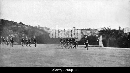 "Les Evenements de Grece; le salut des officiers de l'armee royale aux drapeaux allies qui ne le rendirent pas", 1917. Prima guerra mondiale: Eventi in Grecia; il saluto degli ufficiali dell'esercito reale alle bandiere alleate che (non furono catturate?). Da "l'album de la Guerre 1914-1919, volume 2" [l'Illustration, Paris, 1924]. Foto Stock