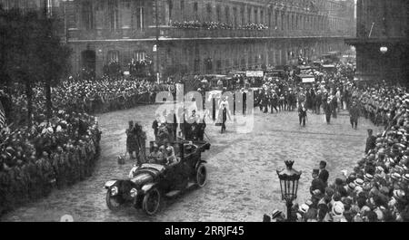 "L'Arrivee du General Pershing; A Parigi: le General Pershing et M. Painleve, ministre de la Guerre, venu le recevoir, quittent en automobile la gare du Nord", 1917. Prima guerra mondiale: Arrivo del generale Pershing a Parigi; il generale e M. Painleve, ministro della guerra, lasciano la Gare du Nord in automobile. Da "l'album de la Guerre 1914-1919, volume 2" [l'Illustration, Paris, 1924]. Foto Stock