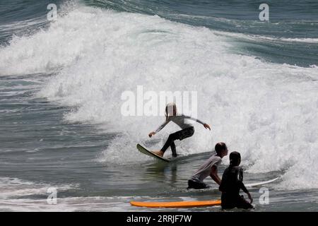 220721 -- TEL AVIV, 21 luglio 2022 -- la gente naviga nel Mar Mediterraneo nella città israeliana di Herzliya vicino Tel Aviv, Israele, 20 luglio 2022. Foto di Gil Cohen Magen/Xinhua ISRAEL-TEL AVIV-MEDITERRANEO LvxYingxu PUBLICATIONxNOTxINxCHN Foto Stock