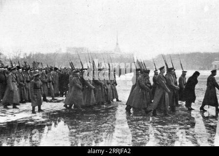 "Les Funerailles des Morts de la Revolution; Les delegations de l'armee dans le cortege",1917. La rivoluzione russa: Funerali dei caduti. Delegazioni dell'esercito nel corteo. Da "l'album de la Guerre 1914-1919, volume 2" [l'Illustration, Paris, 1924]. Foto Stock