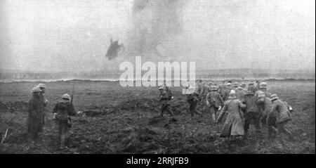 "Sur le front occidental: la pry de la Crete de Vimy; Prisonniers allemands traversant les lignes britanniques, sous le tir de barrage de leur propre artillerie", 1917. Prima guerra mondiale: Fronte occidentale; conquista di Vimy Ridge. I prigionieri tedeschi attraversano le linee britanniche sotto il fuoco della propria artiglieria. Da "l'album de la Guerre 1914-1919, volume 2" [l'Illustration, Paris, 1924]. Foto Stock