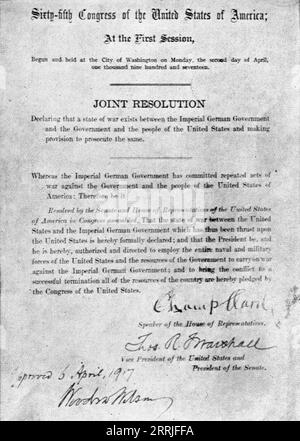 "L'Etat de Guerre aux Etats-Unis; la Resolution conjointe de la Chambre et du Senat americains, datee du 6 avril et dichiarant l'etat de guerre entre l'Allemagne et les Etats-Unis", 1917. Stati Uniti: Prima guerra mondiale - risoluzione congiunta del Senato e della camera dei rappresentanti, datata 6 aprile 1917, che dichiara lo stato di guerra tra la Germania e gli Stati Uniti. Da "l'album de la Guerre 1914-1919, volume 1" [l'Illustration, Paris, 1924]. Foto Stock