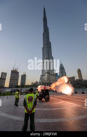 Emirati Arabi Uniti, Dubai, 13 giugno 2016, il cannone Iftar o il fuoco del cannone vengono sparati tutti i giorni per Iftar. Un'antica tradizione durante il mese santo del Ramadan Foto Stock