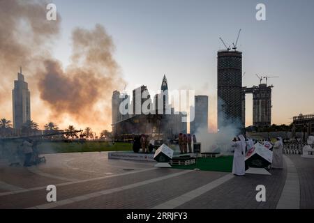 Emirati Arabi Uniti, Dubai, 27 maggio 2017, il cannone Iftar o il fuoco del cannone vengono sparati tutti i giorni per Iftar. Un'antica tradizione durante il mese santo del Ramadan Foto Stock