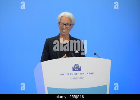 News Themen der Woche KW29 News Bilder des Tages 220721 -- FRANCOFORTE, 21 luglio 2022 -- il presidente della Banca centrale europea Christine Lagarde parla durante una conferenza stampa a Francoforte, in Germania, il 21 luglio 2022. Giovedì, la Banca centrale europea ha aumentato i tassi di interesse chiave di 50 punti base, il primo aumento dal 2011, nel tentativo di normalizzare le sue politiche monetarie. /Handout via Xinhua GERMANY-FRANKFURT--KEY INTEREST RATES-RISE ECB PUBLICATIONxNOTxINxCHN Foto Stock