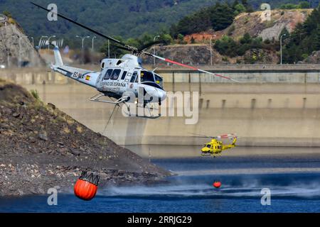 220721 -- CASTILLA-LA MANCHA SPAGNA, 21 luglio 2022 -- gli elicotteri raccolgono acqua da un serbatoio per combattere un incendio a Castilla-la Mancha, Spagna, il 21 luglio 2022. In Spagna, l'ondata di caldo ha aumentato il rischio di incendi boschivi a livelli estremi e molto elevati in quasi tutte le parti del paese. Finora la Spagna ha subito oltre 250 incendi nel 2022, che hanno bruciato oltre 90.000 ettari di terreno, superando le perdite registrate nel 2021. /Handout via Xinhua SPAIN-HEATWAVE-WILDFIRES MinisterioxdexDefensa PUBLICATIONxNOTxINxCHN Foto Stock