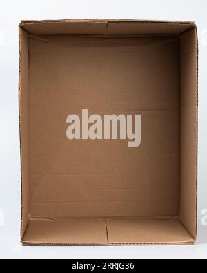 Una scatola di cartone rettangolare, grande e aperta, realizzata in cartone  ondulato, isolata su fondo bianco con un percorso di ritaglio Foto stock -  Alamy