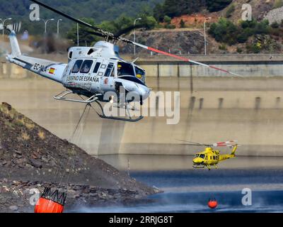 220721 -- CASTILLA-LA MANCHA SPAGNA, 21 luglio 2022 -- gli elicotteri raccolgono acqua da un serbatoio per combattere un incendio a Castilla-la Mancha, Spagna, il 21 luglio 2022. In Spagna, l'ondata di caldo ha aumentato il rischio di incendi boschivi a livelli estremi e molto elevati in quasi tutte le parti del paese. Finora la Spagna ha subito oltre 250 incendi nel 2022, che hanno bruciato oltre 90.000 ettari di terreno, superando le perdite registrate nel 2021. /Handout via Xinhua SPAIN-HEATWAVE-WILDFIRES MinisterioxdexDefensa PUBLICATIONxNOTxINxCHN Foto Stock