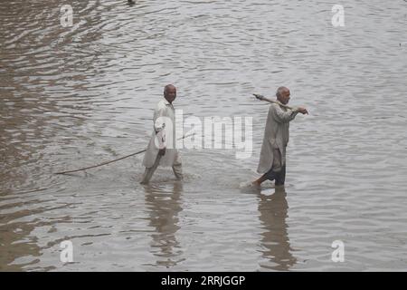 220722 -- LAHORE, 22 luglio 2022 -- le persone si tuffano nell'acqua di inondazione dopo pesanti piogge monsoniche a Lahore, Pakistan, 21 luglio 2022. Almeno 282 persone sono state uccise e 211 altre ferite in incidenti separati legati alle piogge in Pakistan dal 14 giugno, mentre le forti calamità continuavano a colpire il paese, ha detto l'NDMA. Foto di /Xinhua PAKISTAN-LAHORE-FORTI PIOGGE JamilxAhmed PUBLICATIONxNOTxINxCHN Foto Stock