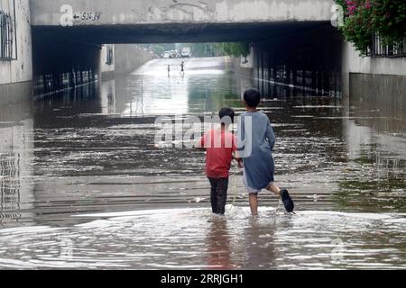 220722 -- LAHORE, 22 luglio 2022 -- i bambini si tuffano nell'acqua di inondazione dopo pesanti piogge monsoniche a Lahore, Pakistan, 21 luglio 2022. Almeno 282 persone sono state uccise e 211 altre ferite in incidenti separati legati alle piogge in Pakistan dal 14 giugno, mentre le forti calamità continuavano a colpire il paese, ha detto l'NDMA. Foto di /Xinhua PAKISTAN-LAHORE-FORTI PIOGGE JamilxAhmed PUBLICATIONxNOTxINxCHN Foto Stock