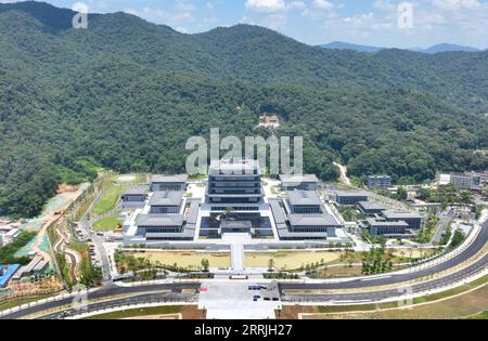 220723 -- PECHINO, 23 luglio 2022 -- la foto aerea scattata il 22 luglio 2022 mostra una vista della filiale di Guangzhou dell'Archivio Nazionale delle pubblicazioni e della Cultura nel distretto di Conghua di Guangzhou, nella provincia del Guangdong nella Cina meridionale. La Cina ha inaugurato sabato gli Archivi nazionali delle pubblicazioni e della cultura per la conservazione delle risorse bibliologiche. Dopo tre anni di costruzione, il progetto comprende archivi a Pechino e tre altre filiali rispettivamente a Xi An, Hangzhou e Guangzhou. Dopo la sua apertura, sarà responsabile dell'ereditazione e della conservazione delle risorse bibliologiche nazionali. C Foto Stock