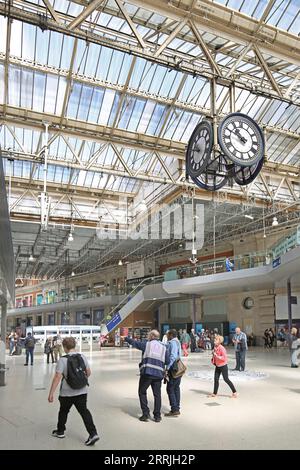 Atrio principale alla stazione di Waterloo, Londra, Regno Unito. Mostra le piattaforme per ponteggi sospese per la ristrutturazione e la sostituzione dei cristalli del tetto, estate 2023 Foto Stock