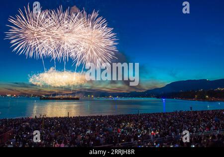 220724 -- VANCOUVER, 24 luglio 2022 -- i fuochi d'artificio presentati dal team Japan illuminano il cielo durante la 30a celebrazione annuale della luce a English Bay a Vancouver, British Columbia, Canada, il 23 luglio 2022. La 30th Celebration of Light Fireworks ha dato il via al team Japan sabato, seguito dal team Canada il 27 luglio e dal team Spagna il 30 luglio. Foto di Liang Sen/Xinhua CANADA-VANCOUVER-CELEBRAZIONE DEI FUOCHI D'ARTIFICIO DI LUCE linwei2 PUBLICATIONxNOTxINxCHN Foto Stock
