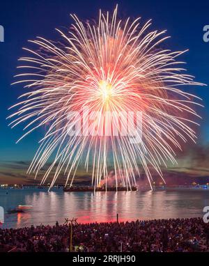 220724 -- VANCOUVER, 24 luglio 2022 -- i fuochi d'artificio presentati dal team Japan illuminano il cielo durante la 30a celebrazione annuale della luce a English Bay a Vancouver, British Columbia, Canada, il 23 luglio 2022. La 30th Celebration of Light Fireworks ha dato il via al team Japan sabato, seguito dal team Canada il 27 luglio e dal team Spagna il 30 luglio. Foto di Liang Sen/Xinhua CANADA-VANCOUVER-CELEBRAZIONE DEI FUOCHI D'ARTIFICIO DI LUCE linwei2 PUBLICATIONxNOTxINxCHN Foto Stock