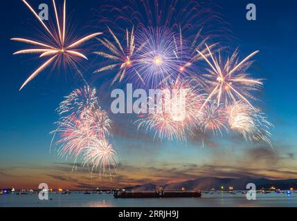 220724 -- VANCOUVER, 24 luglio 2022 -- i fuochi d'artificio presentati dal team Japan illuminano il cielo durante la 30a celebrazione annuale della luce a English Bay a Vancouver, British Columbia, Canada, il 23 luglio 2022. La 30th Celebration of Light Fireworks ha dato il via al team Japan sabato, seguito dal team Canada il 27 luglio e dal team Spagna il 30 luglio. Foto di Liang Sen/Xinhua CANADA-VANCOUVER-CELEBRAZIONE DEI FUOCHI D'ARTIFICIO DI LUCE linwei2 PUBLICATIONxNOTxINxCHN Foto Stock
