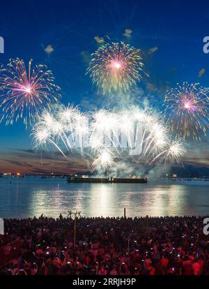 220724 -- VANCOUVER, 24 luglio 2022 -- i fuochi d'artificio presentati dal team Japan illuminano il cielo durante la 30a celebrazione annuale della luce a English Bay a Vancouver, British Columbia, Canada, il 23 luglio 2022. La 30th Celebration of Light Fireworks ha dato il via al team Japan sabato, seguito dal team Canada il 27 luglio e dal team Spagna il 30 luglio. Foto di Liang Sen/Xinhua CANADA-VANCOUVER-CELEBRAZIONE DEI FUOCHI D'ARTIFICIO DI LUCE linwei2 PUBLICATIONxNOTxINxCHN Foto Stock