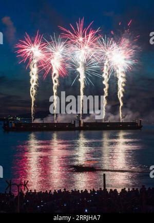220724 -- VANCOUVER, 24 luglio 2022 -- i fuochi d'artificio presentati dal team Japan illuminano il cielo durante la 30a celebrazione annuale della luce a English Bay a Vancouver, British Columbia, Canada, il 23 luglio 2022. La 30th Celebration of Light Fireworks ha dato il via al team Japan sabato, seguito dal team Canada il 27 luglio e dal team Spagna il 30 luglio. Foto di Liang Sen/Xinhua CANADA-VANCOUVER-CELEBRAZIONE DEI FUOCHI D'ARTIFICIO DI LUCE linwei2 PUBLICATIONxNOTxINxCHN Foto Stock