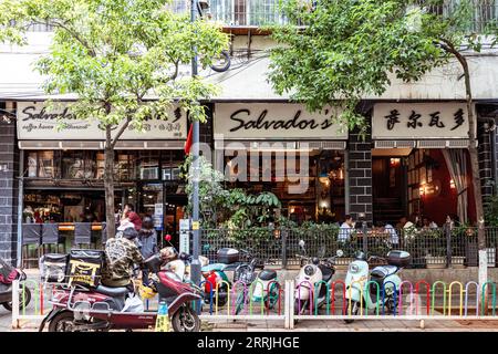 220724 -- KUNMING, 24 luglio 2022 -- la foto scattata l'11 luglio 2022 mostra una vista esterna del caffè Salvador a Kunming, nella provincia dello Yunnan nella Cina sud-occidentale. DA FARE attraverso la Cina: La strada degli stranieri a Kunming vede gli affari rimbalzare indietro CINA-YUNNAN-KUNMING-STRANIERI STREET-BUSINESS CN CaoxMengyao PUBLICATIONxNOTxINxCHN Foto Stock