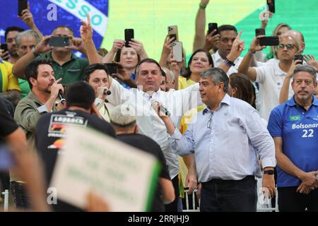 220725 -- RIO DE JANEIRO, 25 luglio 2022 -- il presidente brasiliano Jair Bolsonaro C partecipa a una manifestazione elettorale a Rio de Janeiro, in Brasile, il 24 luglio 2022. Domenica il presidente brasiliano Jair Bolsonaro ha annunciato ufficialmente la sua intenzione di cercare la rielezione e ha nominato Walter Souza Braga netto, ex ministro della difesa brasiliano, come suo previsto vice presidente. BRASILE-RIO DE JANEIRO-BOLSONARO-RIELEZIONE-CANDIDATURA WANGXTIANCONG PUBLICATIONXNOTXINXCHN Foto Stock