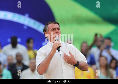 220725 -- RIO DE JANEIRO, 25 luglio 2022 -- il presidente brasiliano Jair Bolsonaro parla durante una manifestazione elettorale a Rio de Janeiro, in Brasile, il 24 luglio 2022. Domenica il presidente brasiliano Jair Bolsonaro ha annunciato ufficialmente la sua intenzione di cercare la rielezione e ha nominato Walter Souza Braga netto, ex ministro della difesa brasiliano, come suo previsto vice presidente. BRASILE-RIO DE JANEIRO-BOLSONARO-RIELEZIONE-CANDIDATURA WANGXTIANCONG PUBLICATIONXNOTXINXCHN Foto Stock