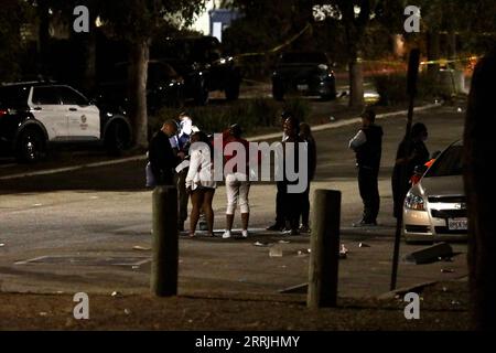 220725 -- LOS ANGELES, 25 luglio 2022 -- i residenti locali sono visti dopo una sparatoria a Peck Park, Los Angeles, California, Stati Uniti, 24 luglio, 2022. due persone sono state uccise e altre cinque ferite in una sparatoria in un parco a Los Angeles domenica pomeriggio, hanno detto le autorità. U.S.-LOS ANGELES-PECK PARK-SHOOTING GAOXSHAN PUBLICATIONXNOTXINXCHN Foto Stock