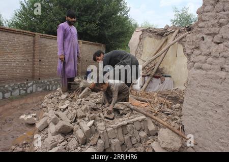 220725 -- NANGARHAR, 25 luglio 2022 -- la gente pulisce i detriti nell'area colpita dalle inondazioni nella provincia di Nangarhar, Afghanistan, 24 luglio 2022. Almeno cinque persone sono rimaste uccise e altre 10 ferite nelle ultime inondazioni improvvise nella provincia orientale del paese di Nangarhar in ritardo domenica, l'ufficio del governatore provinciale ha detto lunedì. Foto di /Xinhua AFGHANISTAN-NANGARHAR-FLOOD AimalxZahir PUBLICATIONxNOTxINxCHN Foto Stock