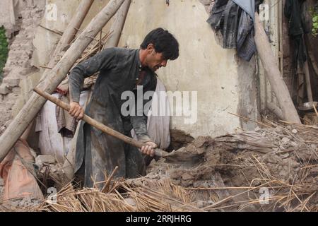 220725 -- NANGARHAR, 25 luglio 2022 -- Un uomo pulisce i detriti nell'area colpita dalle inondazioni nella provincia di Nangarhar, Afghanistan, 24 luglio 2022. Almeno cinque persone sono rimaste uccise e altre 10 ferite nelle ultime inondazioni improvvise nella provincia orientale del paese di Nangarhar in ritardo domenica, l'ufficio del governatore provinciale ha detto lunedì. Foto di /Xinhua AFGHANISTAN-NANGARHAR-FLOOD AimalxZahir PUBLICATIONxNOTxINxCHN Foto Stock