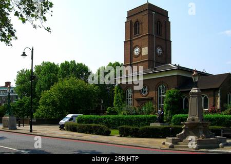 Chelsea Old Church con la statua di Sir Thomas More di fronte e sulla destra, il Memorial di George Sparks e il Chelsea Embankment monume Foto Stock