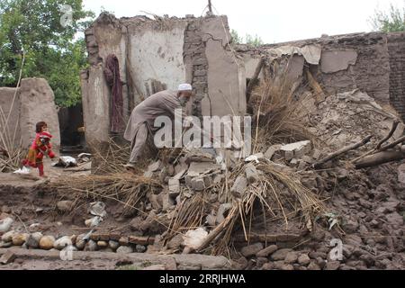 220725 -- NANGARHAR, 25 luglio 2022 -- persone sono viste nell'area colpita dalle inondazioni nella provincia di Nangarhar, Afghanistan, 24 luglio 2022. Almeno cinque persone sono rimaste uccise e altre 10 ferite nelle ultime inondazioni improvvise nella provincia orientale del paese di Nangarhar in ritardo domenica, l'ufficio del governatore provinciale ha detto lunedì. Foto di /Xinhua AFGHANISTAN-NANGARHAR-FLOOD AimalxZahir PUBLICATIONxNOTxINxCHN Foto Stock