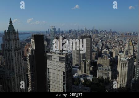 220725 -- NEW YORK, 25 luglio 2022 -- la foto scattata il 21 luglio 2022 mostra una vista panoramica di Manhattan, New York, Stati Uniti. Gli inquilini di New York stanno avendo difficoltà a trovare appartamenti o case a prezzi accessibili, in quanto il prezzo medio di affitto residenziale ha superato i 5.000 dollari americani nel quartiere di Manhattan per la prima volta. Foto di /Xinhua TO GO WITH Feature: I newyorkesi devono affittare da record a Manhattan U.S.-NEW YORK-MANHATTAN-RESIDENTIAL RENTAL PRICE-RISE EmmaxLi PUBLICATIONxNOTxINxCHN Foto Stock