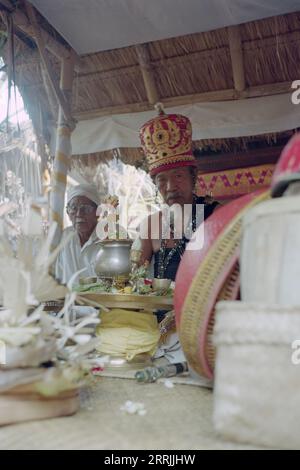 Maestro della cerimonia balinese al tempio con una corona d'oro Foto Stock