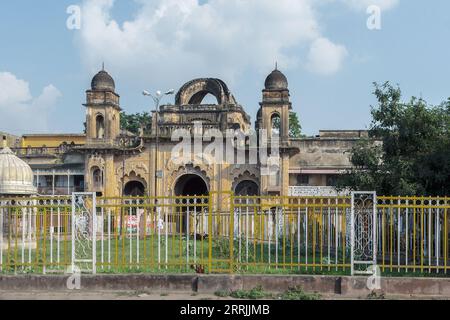 10 01 2005 porta d'epoca del complesso del palazzo Kaisar Bagh Lucknow, Uttar Pradesh, India Asia. Foto Stock