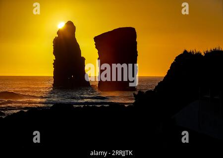 Imponenti pile di mare, impreziosite dal tramonto su Ponta dos Mosteiros a Sao Miguel, Azzorre, Portogallo. Foto Stock