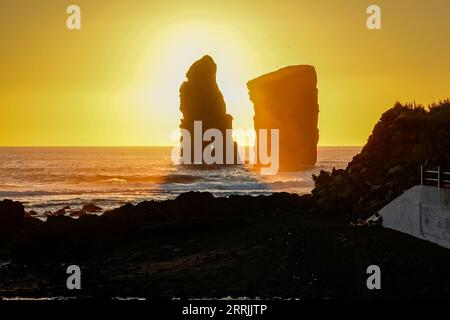 Imponenti pile di mare, impreziosite dal tramonto su Ponta dos Mosteiros a Sao Miguel, Azzorre, Portogallo. Foto Stock