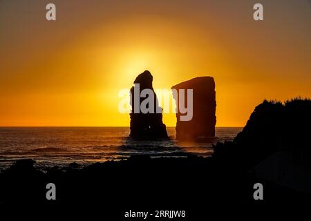 Imponenti pile di mare, impreziosite dal tramonto su Ponta dos Mosteiros a Sao Miguel, Azzorre, Portogallo. Foto Stock