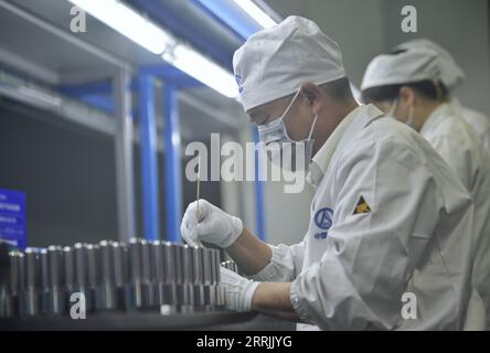 220727 -- CHENGDU, 27 luglio 2022 -- Yang Yinyu lavora in un laboratorio di Sichuan Aerospace Chuannan Initiating Explosive Technology Limited a Luzhou, nella provincia del Sichuan nel sud-ovest della Cina, 14 luglio 2022. Yang Yinyu è un tecnico di classe speciale e ingegnere senior presso la Sichuan Aerospace Chuannan che ha avviato Explosive Technology Limited. Il lavoro di Yang e del suo team include la produzione di dispositivi esplosivi di vario tipo. Questi dispositivi svolgono un ruolo cruciale nel processo, dall'accensione dei razzi e dalla separazione dei booster al lancio della carenatura e alla separazione della capsula e del razzo. L'iniziatina Foto Stock