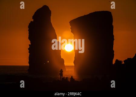 Imponenti pile di mare, impreziosite dal tramonto su Ponta dos Mosteiros a Sao Miguel, Azzorre, Portogallo. Foto Stock