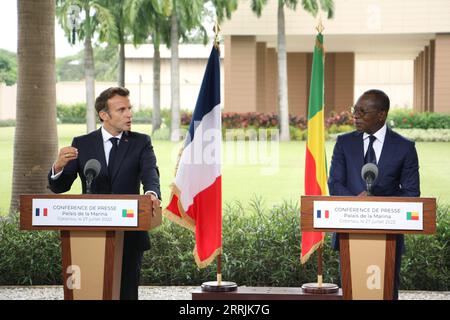 220727 -- COTONOU, 27 luglio 2022 -- il presidente Beninese Patrice Talon R e il presidente francese Emmanuel Macron partecipano a una conferenza stampa congiunta a Cotonou, Benin, il 27 luglio 2022. Mercoledì il presidente Beninese Patrice Talon e il suo omologo francese Emmanuel Macron si sono impegnati a combattere il terrorismo in Benin e nella subregione dell'Africa occidentale. Foto di /Xinhua BENIN-COTONOU-FRANCE-PRESIDENT-VISIT SeraphinxZounyekpe PUBLICATIONxNOTxINxCHN Foto Stock