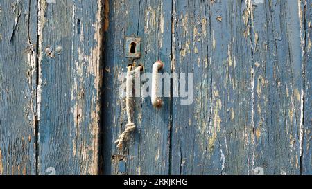 Rustico, stagionato, porta della casa della barca Foto Stock