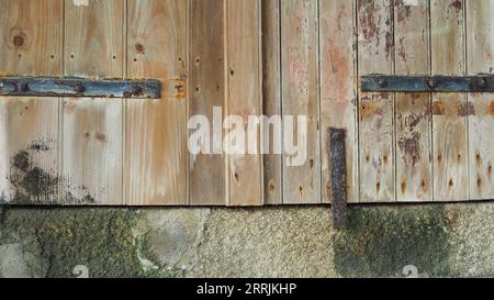 Rustico, stagionato, porta della casa della barca Foto Stock