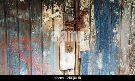 Rustico, stagionato, porta della casa della barca Foto Stock