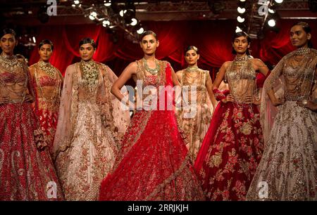 220729 -- NEW DELHI, 29 luglio 2022 -- modelli espone creazioni del designer indiano Dolly J durante la FDCI India Couture Week a New Delhi, India, 28 luglio 2022. INDIA-NUOVA DELHI-SFILATA DI MODA-SETTIMANA MODA JAVEDXDAR PUBLICATIONXNOTXINXCHN Foto Stock