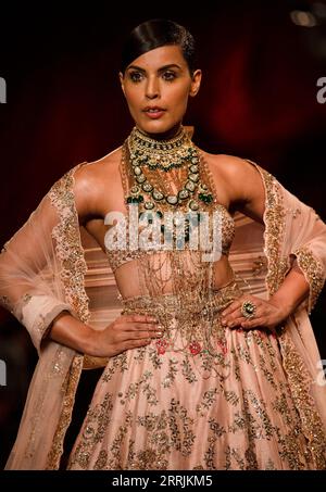 220729 -- NEW DELHI, 29 luglio 2022 -- Un modello mostra una creazione del designer indiano Dolly J durante la FDCI India Couture Week a New Delhi, India, 28 luglio 2022. INDIA-NUOVA DELHI-SFILATA DI MODA-SETTIMANA MODA JAVEDXDAR PUBLICATIONXNOTXINXCHN Foto Stock