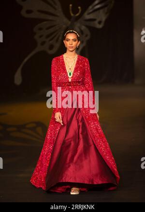 220729 -- NEW DELHI, 29 luglio 2022 -- Un modello mostra una creazione del designer Suneet Varma durante la FDCI India Couture Week a New Delhi, India, il 28 luglio 2022. INDIA-NUOVA DELHI-SFILATA DI MODA-SETTIMANA MODA JAVEDXDAR PUBLICATIONXNOTXINXCHN Foto Stock